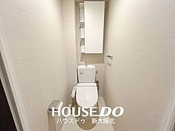 ■白を基調とした清潔感のあるトイレになっています！■トイレ後ろにはトイレットペーパー等を収納できる収納付き♪