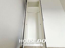 ■全居室収納付き！■お部屋がスッキリ片付くだけでなく、新しく収納棚を買い足す必要がないので初期費用が抑えられそうですね！■造り付けの収納は地震の揺れで倒れる心配がないので、防災面でも安心です！