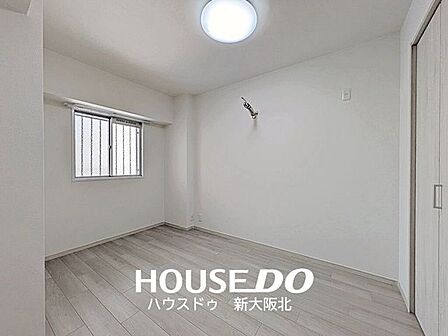 ■玄関入って左側の洋室です!■各居室は独立性が高く、プライベートを大切にするご家族にもオススメの間取りです!