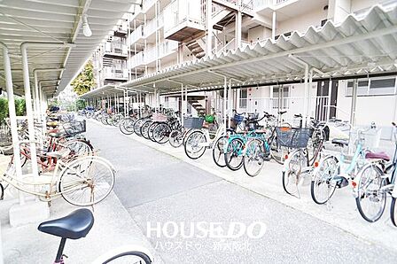 ■屋根付き駐輪場!雨風や日差しから大事な自転車が守られます◎