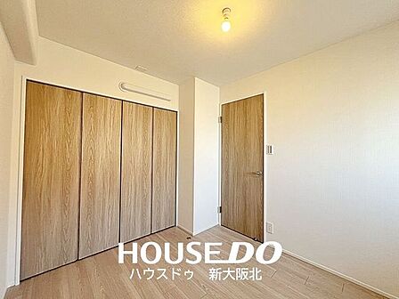 ■玄関入って左側のサービスルームです!大容量のクローゼット付き♪■お洋服はもちろん、小物や季節家電も収納できてお部屋がスッキリと片付きます!