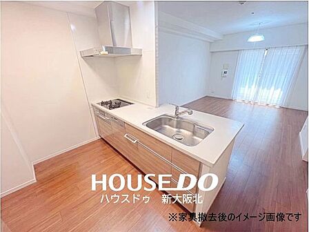 ■ご家族との会話が楽しめる対面式のシステムキッチン!■料理をしながらテレビを見たり、お子さまの様子を見守ることもできますよ!
