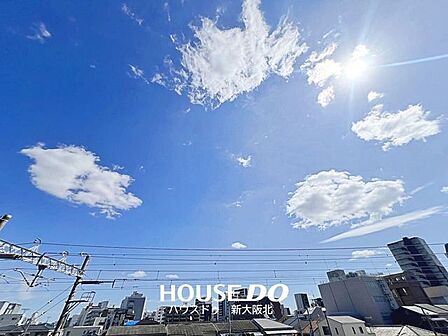 ■目の前を遮る建物がないため、晴れた日には青空を見ることのできる気持ちの良いバルコニーです♪