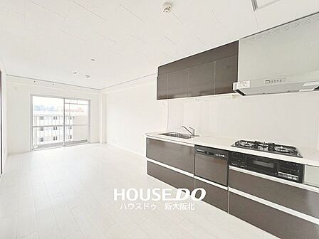 ■白を基調とした明るく開放的なリビング！ご家族との会話も弾みそうですね！■白はどのような色とも相性がいいので、お客さま好みのコーディネートをお楽しみいただけます！