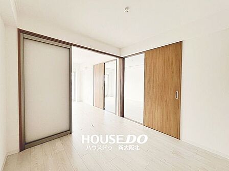 ■リビング横、玄関側洋室、約4.5帖■引き戸を開放すれば、隣室とひと続きの開放的な空間に♪■普段は個室として、来客時や家族団らんには広々と使える、暮らしに合わせてアレンジしやすいお部屋です！