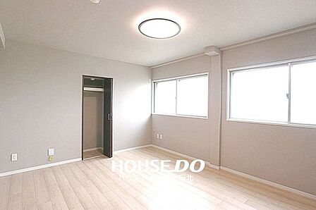 ■玄関入って左側すぐの洋室は広々とした9.5帖!■窓からポカポカ陽気が差し込みます♪
