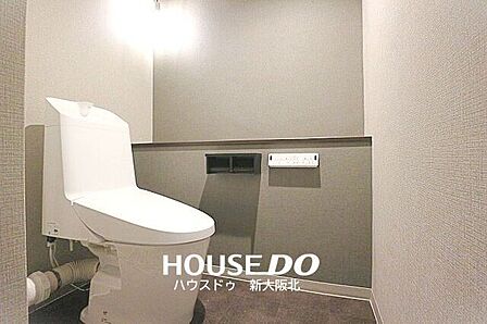 ■清潔感のあるトイレには、飾り棚がついているので、スマートフォンや新聞などの置き場所にも困りません!■小物を飾ればオシャレな空間を演出できますよ!
