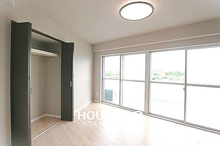 ■7帖の洋室はバルコニーとつながっており、明るい室内!■全居室収納付き!■お部屋がスッキリ片付くだけでなく、新しく収納棚を買い足す必要がないので、初期費用が抑えられそうですね!