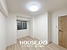 寝室：■玄関横約5．3帖洋室です！■北側のお部屋は夏場でも比較的過ごしやすいお部屋の為、寝室や子供部屋、趣味部屋等ライフスタイルに合わせて幅広くお使いいただけます！