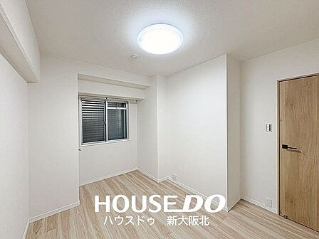 ■玄関横約5.3帖洋室です!■北側のお部屋は夏場でも比較的過ごしやすいお部屋の為、寝室や子供部屋、趣味部屋等ライフスタイルに合わせて幅広くお使いいただけます!