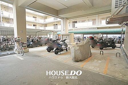 ■バイク置場・駐輪場も広々としております!■屋根がついているので、雨の日でも安心です!