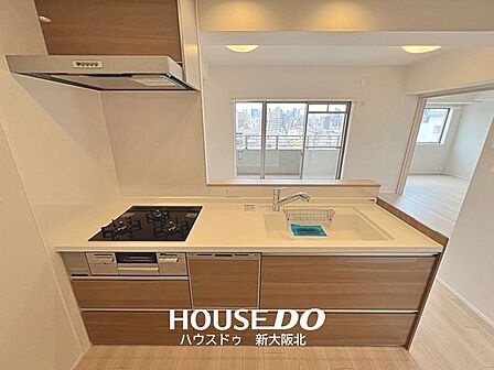 ■ご家族との会話が楽しめる対面式のシステムキッチン！■料理をしながらテレビを見たり、お子さまの様子を見守ることもできますよ！毎日のお料理が楽しくなりそうですね！