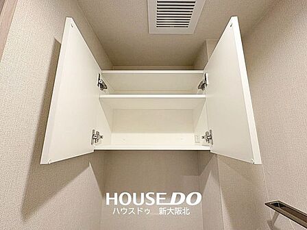 ■トイレにも嬉しい収納付き!■扉がついているのでトイレットペーパーのストックや掃除道具などもスッキリ収納できます!