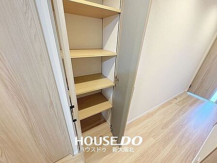 ■廊下にも収納がございます!■必ず通る場所にあるので、毎日使う掃除道具などを収納するのに便利ですね◎