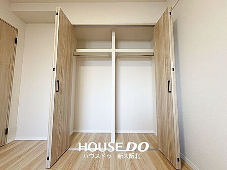 ■玄関横にある6.4帖洋室■子供部屋や寝室などにお使いいただける洋室が3部屋ございます!