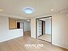 室内：■リビングに面したお部屋は、扉を開ければ広々としたリビングとしてお使いいただけます！■ご家族の人数やライフスタイルに合わせてお部屋の用途を使い分けていただくことができますよ！