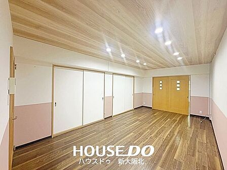 ■天井が木目のアクセントクロスがオシャレなリビング!■リビングをより上質でおしゃれな印象に演出します♪