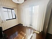 室内(2025年9月)撮影◎現地案内予約受付中！◎明るく風通し良好な2階洋室♪全室に収納付きで、お部屋を広々お使いいただけます！