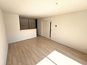室内(2026年3月)撮影◎本日案内可能◎15帖のリビングは、家族団らんの時間も増えそうなくつろぎの場です♪