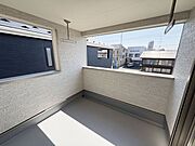 室内(2026年3月)撮影◎本日案内可能◎広々としたバルコニーは洗濯物を干すだけでなく、ちょっとしたカフェ気分も味わえそう?