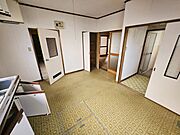 室内(2024年12月)撮影◎現地案内予約受付中！◎ガレージからダイニングキッチンへ直接出入りできるので、お買い物したものなどを運ぶ際などにとても便利ですね。