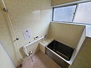 室内(2026年1月)撮影◎本日案内可能◎湿気の溜まりやすい浴室も小窓付きで換気ができます。