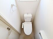 室内(2026年3月)撮影◎本日案内可能◎シャワー洗浄機能付トイレ。ペーパーホルダー一体型収納付。
