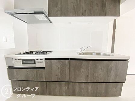 収納力ある上部戸棚付きシステムキッチン!壁付けですので空間を有効活用できますね