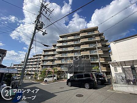 大規模マンションは、堅牢で重厚な外観が特徴です。鉄筋コンクリート造の高層建築が多く、耐久性に優れています。共用部分のリフォームやメンテナンスがしっかりと行われており、資産価値の向上が期待できます。