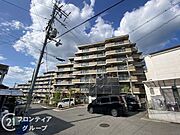 大規模マンションは、堅牢で重厚な外観が特徴です。鉄筋コンクリート造の高層建築が多く、耐久性に優れています。共用部分のリフォームやメンテナンスがしっかりと行われており、資産価値の向上が期待できます。