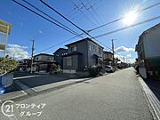 交通量が少なく、静かな前道で落ち着いた生活を提供します。広い道路で、駐車も楽々できる便利な立地です。