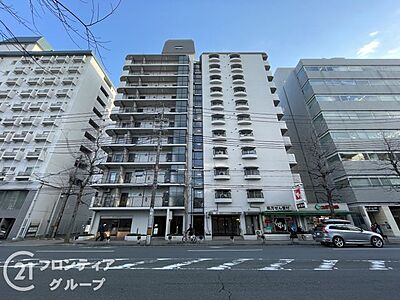 外観：SRC造、11階建てのマンションです。