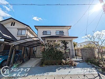 外観：積水ハウス施工のお家！静かな住宅街にたたずむ重厚感あるお家。落ち着いた色合いが素敵ですね。