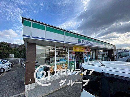 ファミリーマート宇治東インター店 徒歩12分。 910m