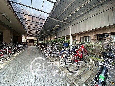 屋根付立体駐車場は、車を雨風から守り、安心して利用できる便利で快適な駐車スペースです！