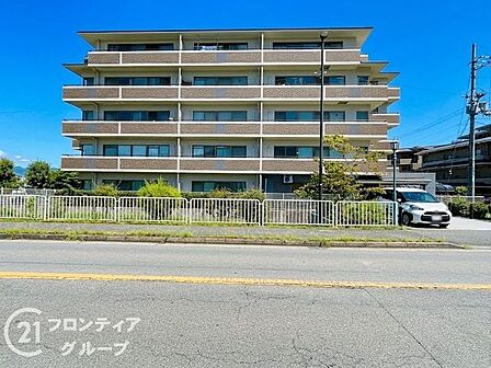 街並みに美しく溶け込むモダンな佇まいは住まう人の誇りを満たしてくれます。整えられた植栽と重厚感のある外観が、プレミアムな日常の始まりを予感させる、まさに憧れの私邸にふさわしい風格溢れる佇まいです