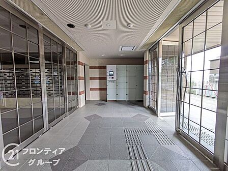 ロビーは明るく広々としています。管理人日勤につき管理体制良好です!