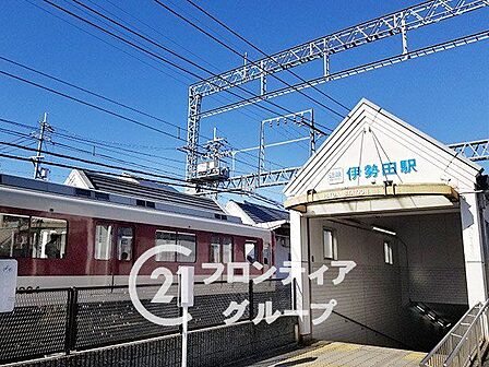 伊勢田駅(近鉄 京都線) 徒歩5分。 400m