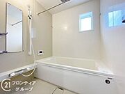 ゆったり入れる1坪サイズのゆとり空間。バリアフリー設計に手すり付きなので、お子様が小さい時も、老後も安心できる浴室です。収納棚も取り外しができ、お手入れ楽々