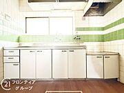 吊戸棚付きのため、食器の収納場所にも困りません。