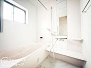 ゆったりと脚を延ばして、1日の疲れを癒せます。窓があるのでこまめに湿気を換気ができます。