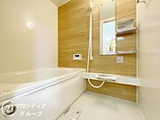 給湯器リモコンの設置あり！追い炊きが簡単なので、いつでも楽に入浴できます。きれいな浴室で1日の疲れを癒してください。