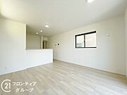 リビングは、落ち着いた色合いのフローリングが特徴です。家族の時間を大切にする理想的な空間です。