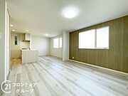 リビングは、家族や友人との時間を楽しむのに最適な広さです。快適な居住空間を提供します。