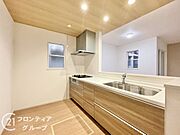 木目調のデザインが温かみを感じる、インテリアになじみやすいキッチンです