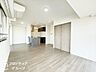 リビング/ダイニング：床暖房付で寒い時期も快適、全居室収納＋WICで整理整頓が捗ります。宅配ボックス・浴室乾燥機付で暮らし便利。梅津北小学校まで徒歩約9分と通学安心の暮らしやすいマンションです