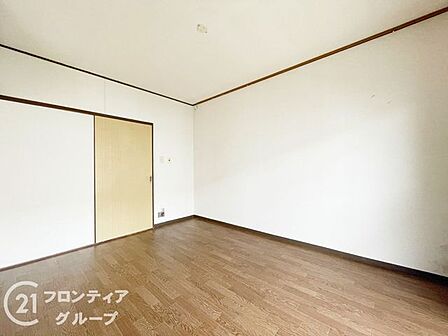 リビングは、家族や友人との時間を楽しむのに最適な広さです。快適な居住空間を提供します。