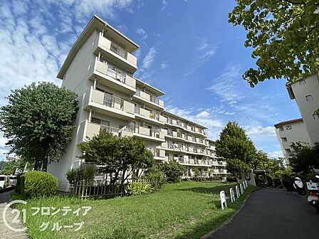 緑が多く落ち着いた雰囲気があり、マンションと周辺の雰囲気が調和されて住み心地が良さそうです。