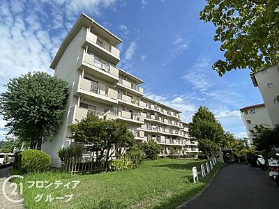 外観:緑が多く落ち着いた雰囲気があり、マンションと周辺の雰囲気が調和されて住み心地が良さそうです。 外観:緑が多く落ち着いた雰囲気があり、マンションと周辺の雰囲気が調和されて住み心地が良さそうです。