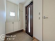玄関は、家の顔とも言える大切なスペースで、訪れる人に温かい印象を与え、家全体の雰囲気を引き立てます！